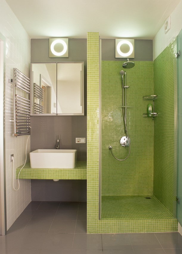 Dusche aus grünen Fliesen im Innenraum