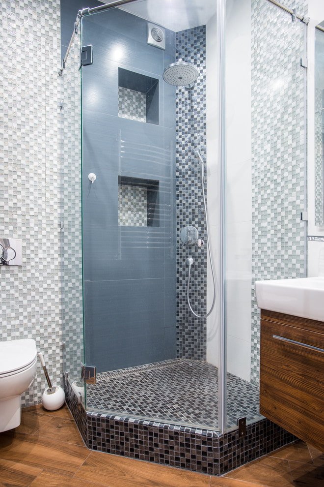 Geflieste Nischen in der Dusche