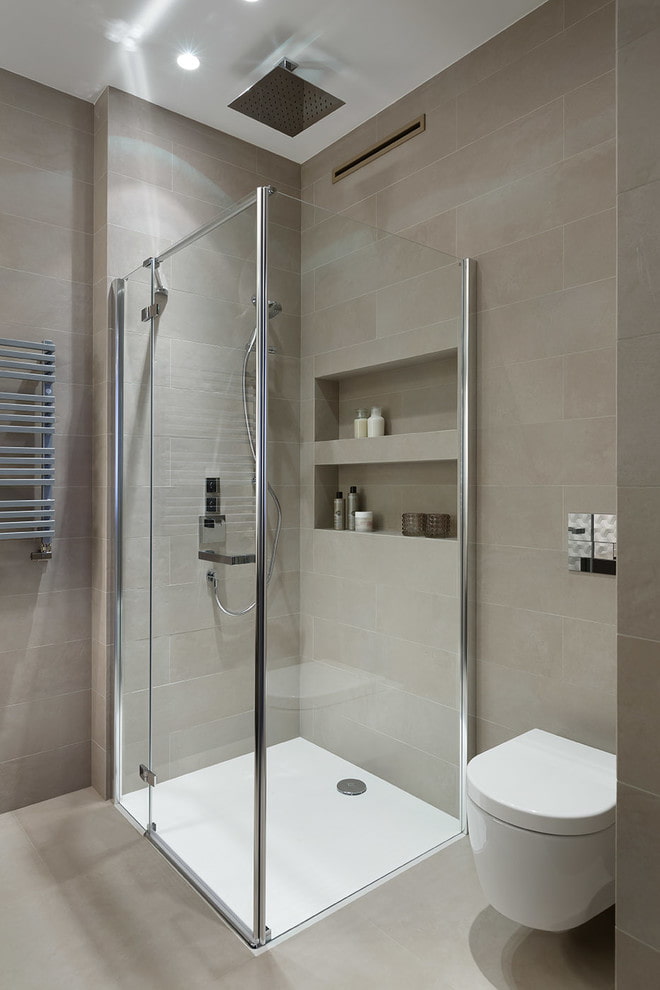 Geflieste Nischen in der Dusche