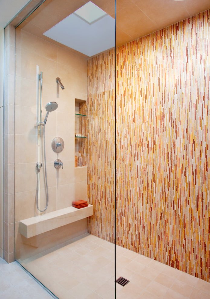 Dusche aus Mosaik und Fliesen im Innenraum