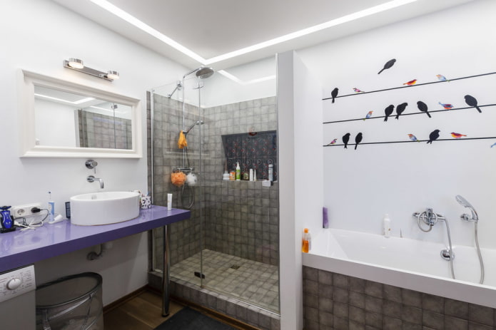 Dusche aus grauen Fliesen im Innenraum