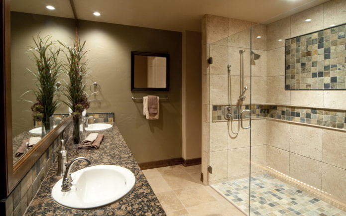 Dusche aus Mosaik und Fliesen im Innenraum
