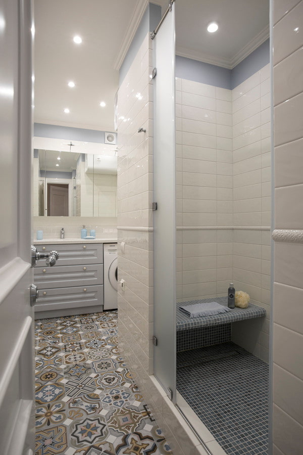 Dusche mit gefliestem Sitz im Innenraum