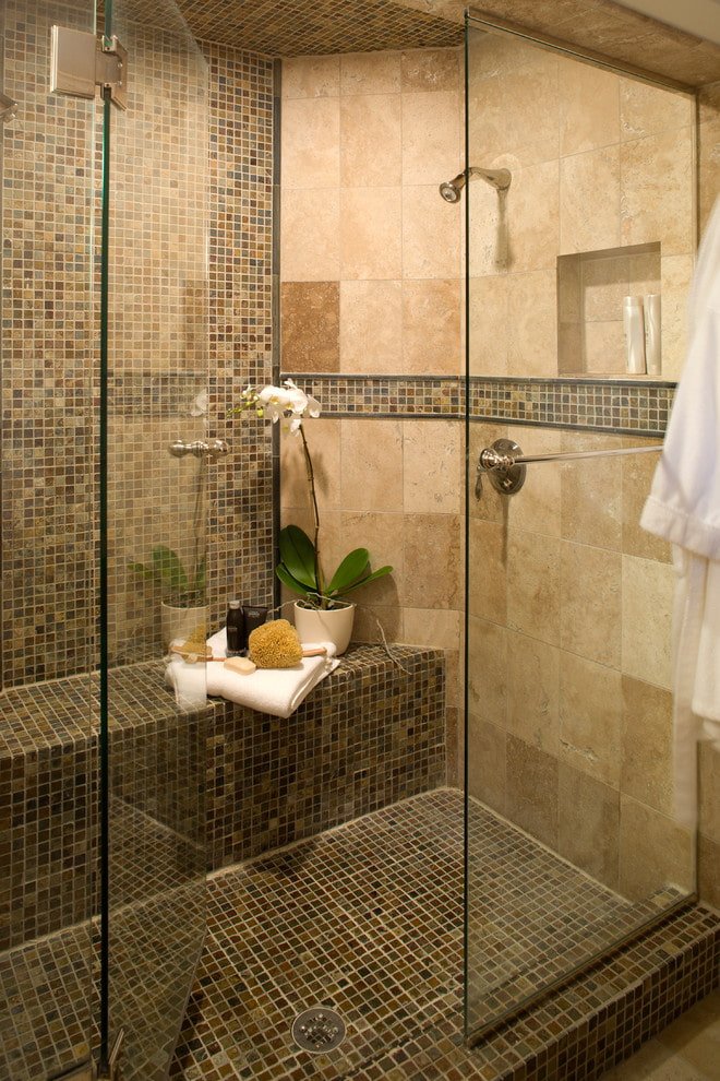 Dusche mit gefliestem Sitz im Innenraum