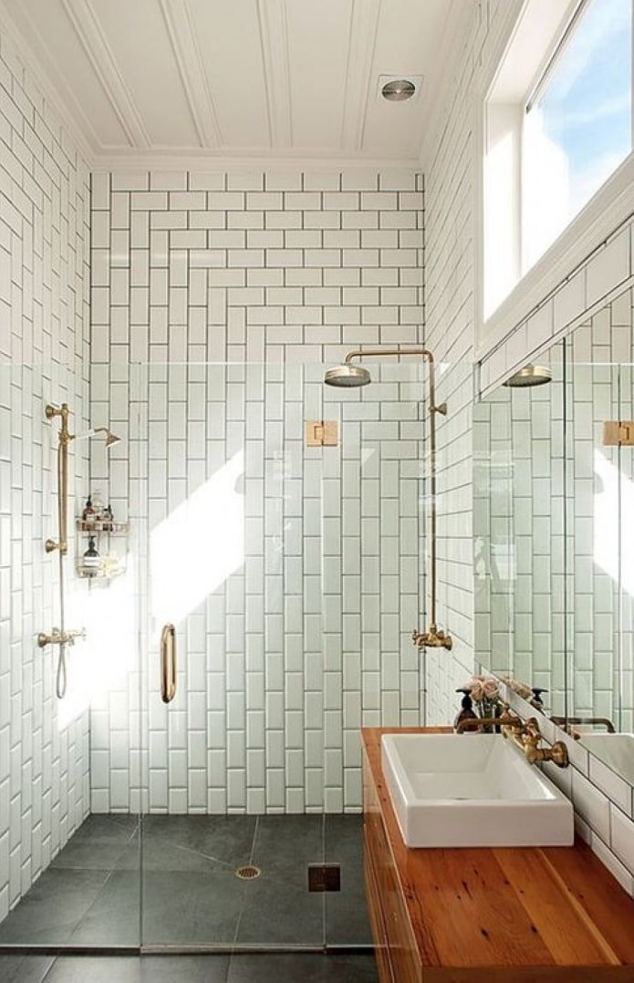 Fliesenanordnung in der Dusche im Innenraum