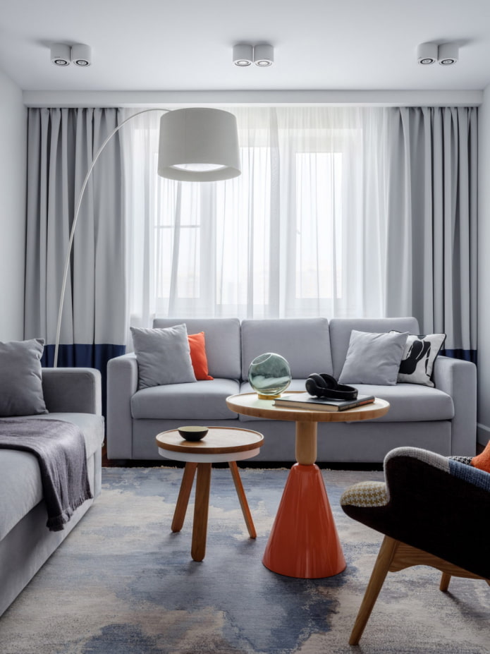 zwei Sofas schräg im Flur