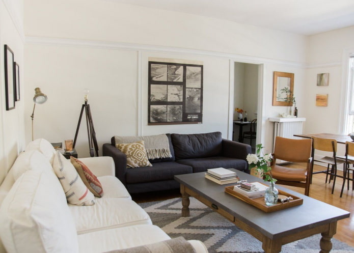 verschiedene Sofas im Flur