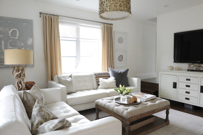 Wohnzimmer mit weißen Wänden