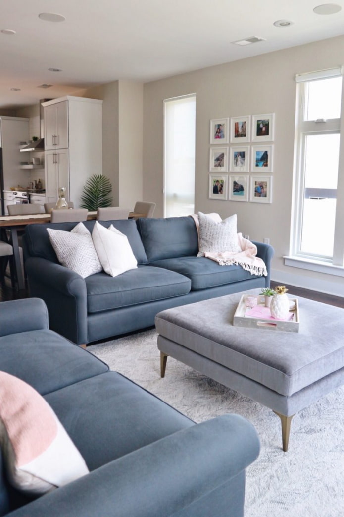 zwei Sofas im Flur