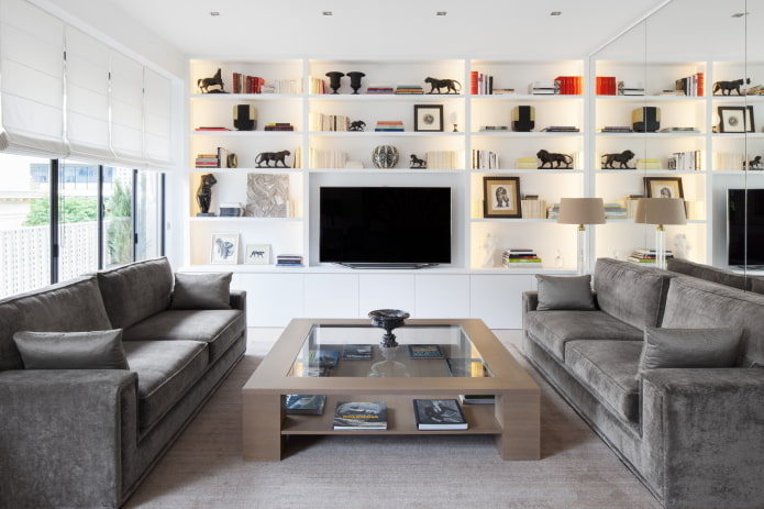 ein Paar Sofas im Flur