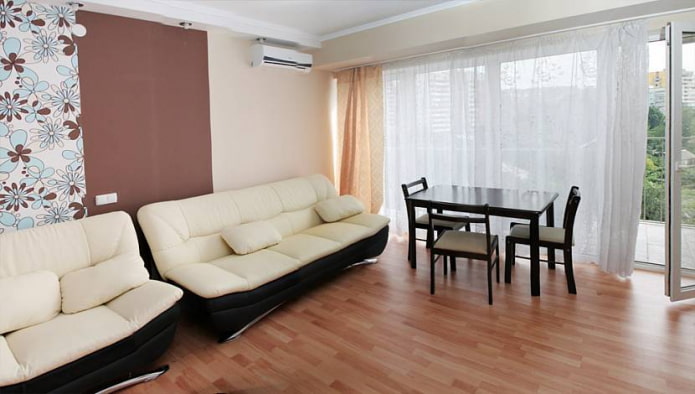 zwei Sofas an der Wand