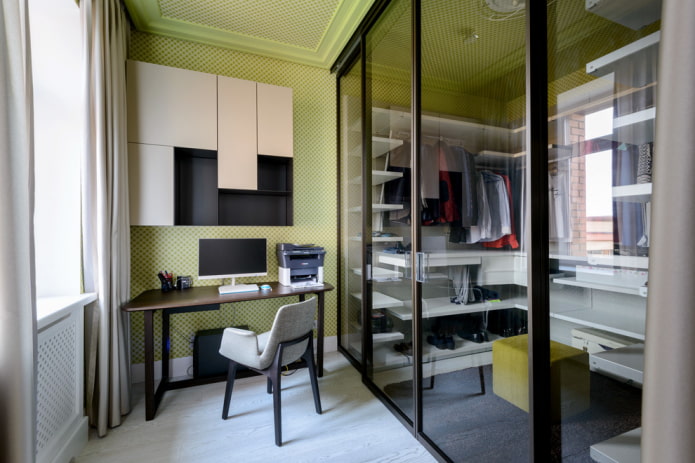 Ankleidezimmer mit Glastüren im Innenraum