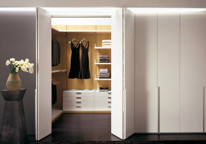 Ankleidezimmer mit Falttüren im Innenraum