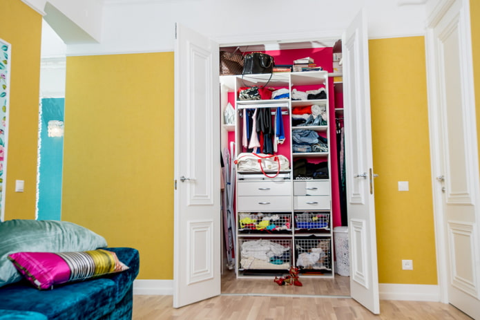 Ankleidezimmer mit Pendeltüren im Innenraum