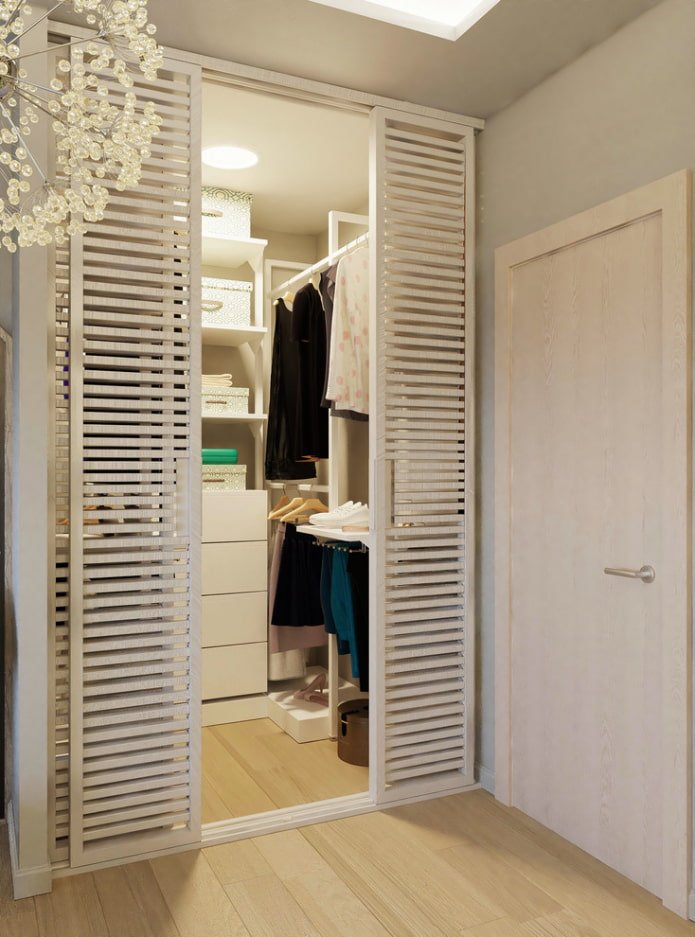 Ankleidezimmer mit Lamellentüren im Innenraum