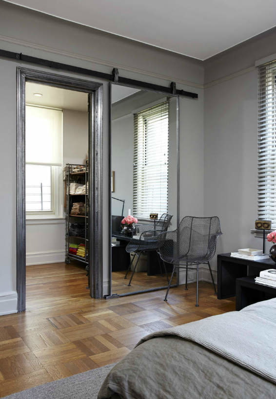 Ankleidezimmer mit Spiegeltür im Innenraum