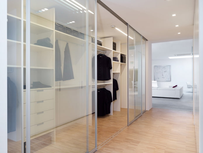 Ankleidezimmer mit transparenten Türen im Innenraum