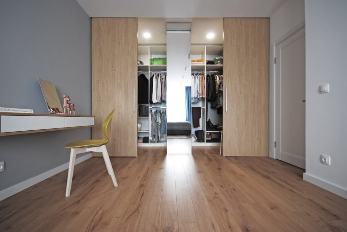 Ankleidezimmer mit Schiebetüren im Innenraum