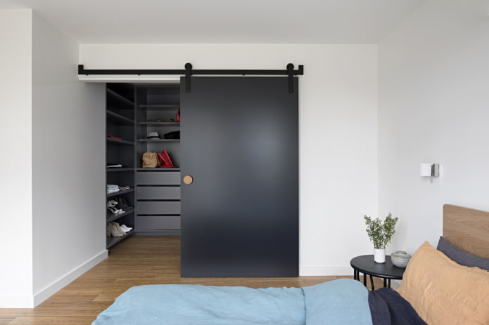 Ankleidezimmer mit matter Tür im Schlafzimmer