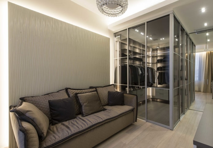 Ankleidezimmer mit Ecktüren im Innenraum