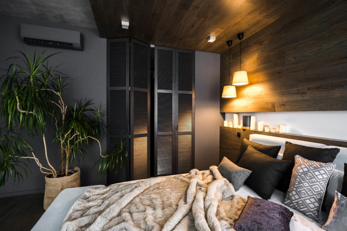 Ankleidezimmer mit Lamellentüren im Schlafzimmerinnenraum