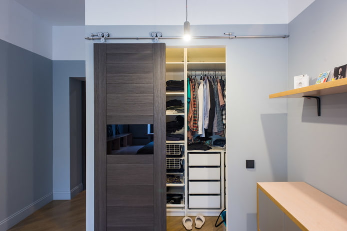 Ankleidezimmer mit Schiebetür im Innenraum