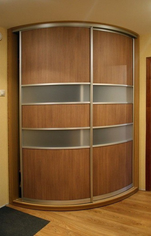 Ankleidezimmer mit halbrunden Türen im Innenraum