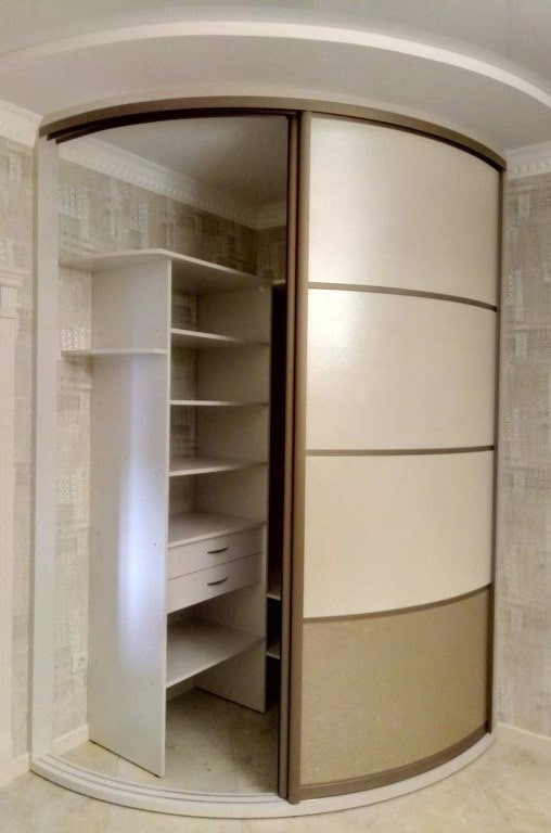 Ankleidezimmer mit halbrunden Türen im Innenraum