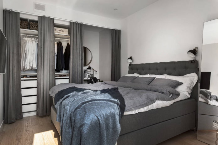 Ankleidezimmer mit Textilpaneelen in einer Nische im Innenraum
