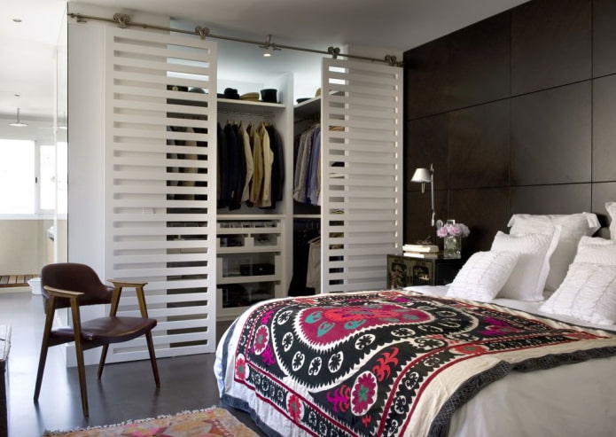Ankleidezimmer mit Kunststofftüren im Schlafzimmer