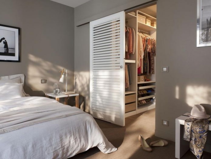 Ankleidezimmer mit einer Tür in der Mitte