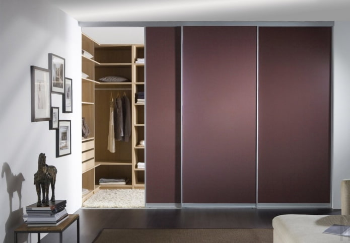Ankleidezimmer mit Dreifachtüren im Innenraum