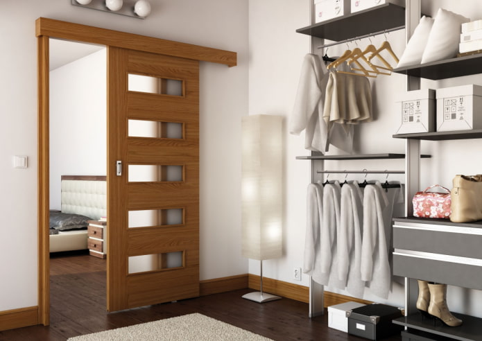 Ankleidezimmer mit braunen Türen im Innenraum