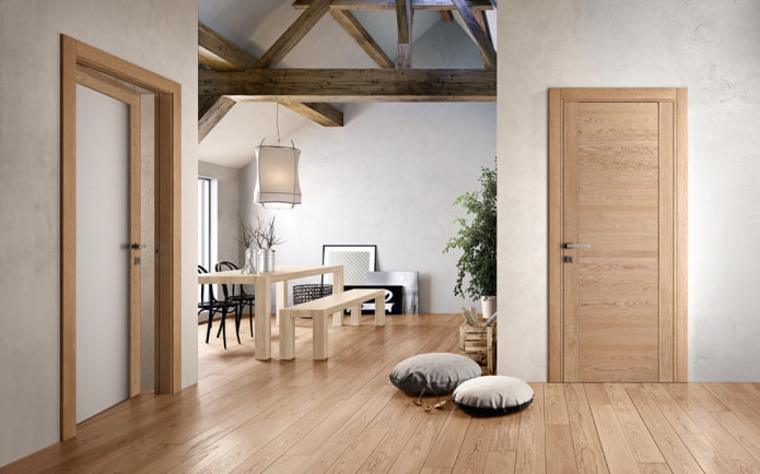 Holztür in der Farbe des Bodens