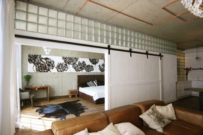 Scheunentore in einem Loft-Stil Interieur