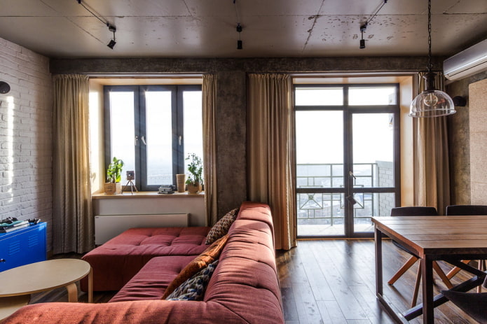 Balkontür in einem Interieur im Loft-Stil