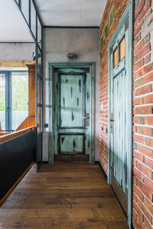 Gealterte Türen im Interieur im Loft-Stil