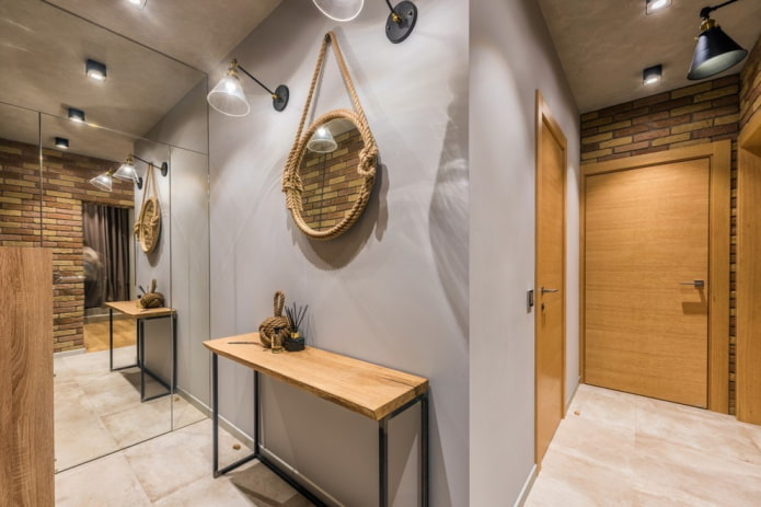 Holztüren im Flur im Loft-Stil