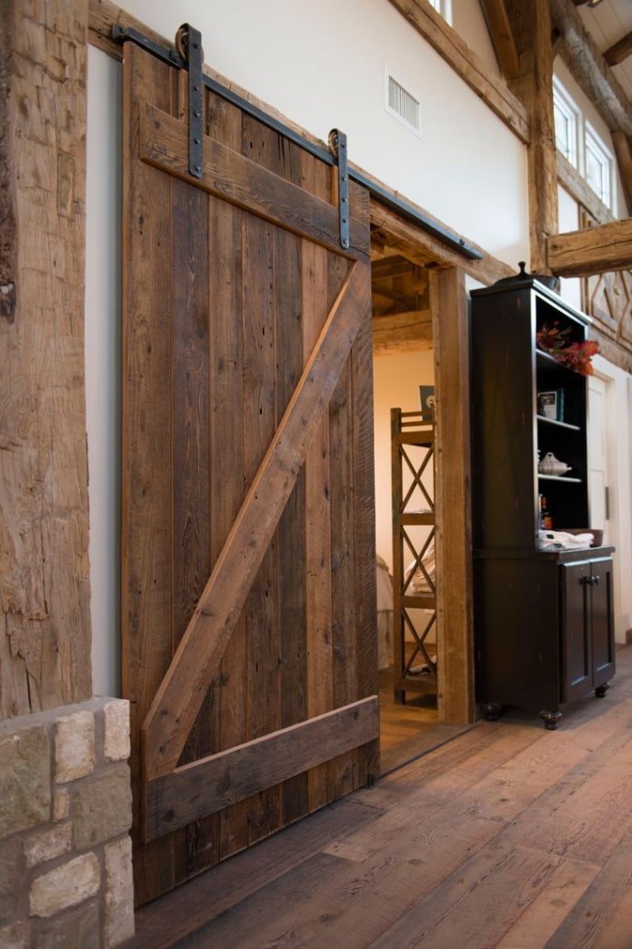 braune Türen im Innenraum im Loft-Stil