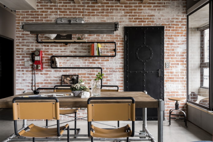 Tür mit Schmiedearbeiten im Innenraum im Loft-Stil