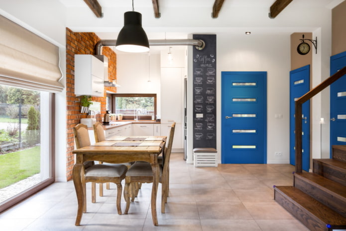 Türen im Interieur im Loft-Stil