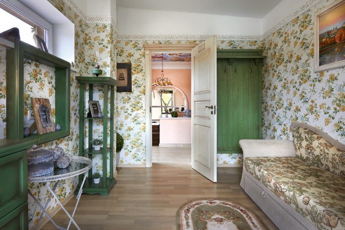 Drehtüren im Innenraum im Provence-Stil