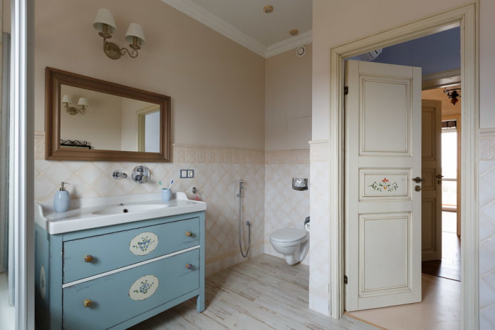 bemalte Türen im Badezimmer im Provence-Stil