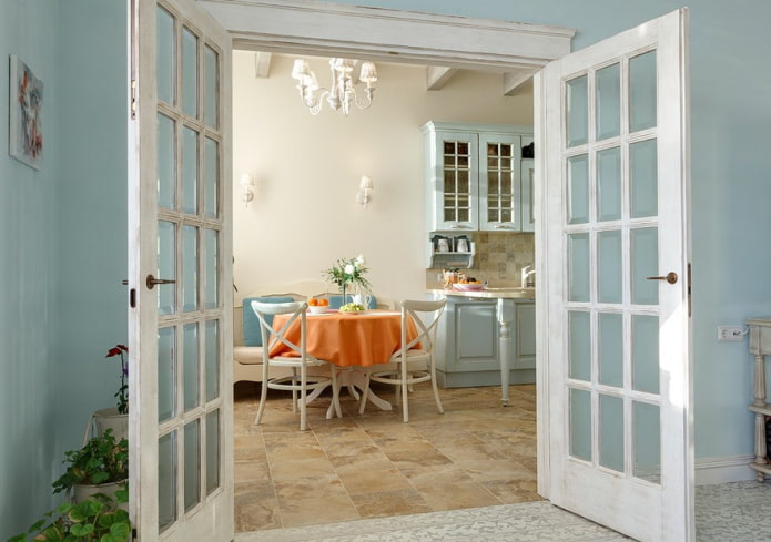 Türen im Inneren der Küche im Provence-Stil