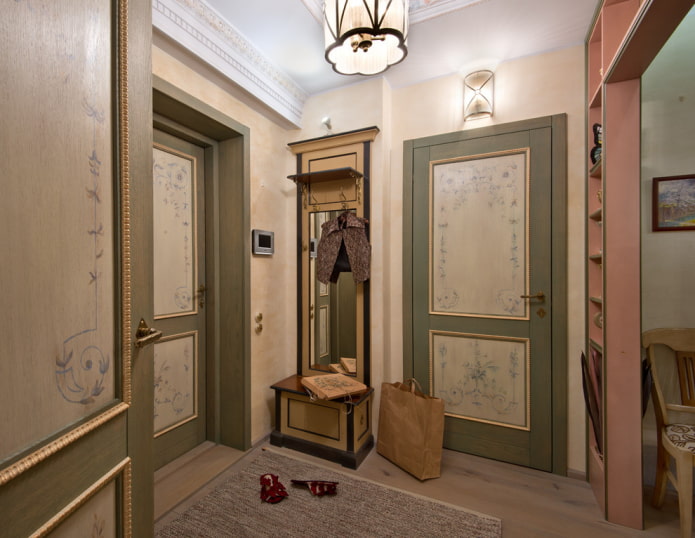 Türen mit Ornament im Flur im Provence-Stil