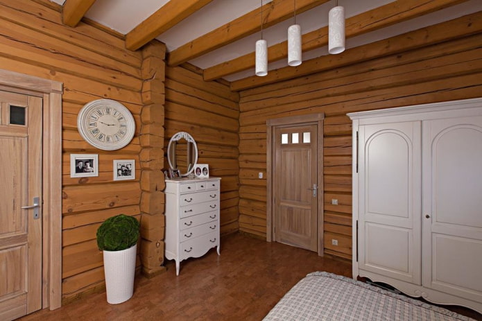 Holztüren im Schlafzimmer im Provence-Stil
