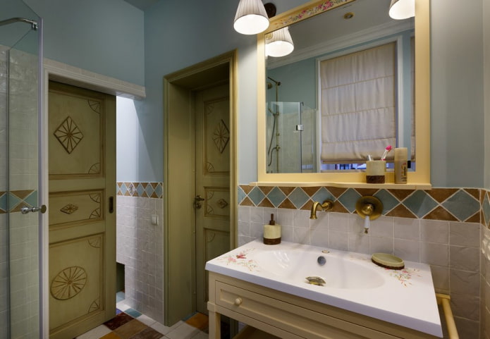 Türen im Inneren des Badezimmers im Provence-Stil
