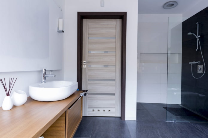 Tür mit Gitter im Badezimmer