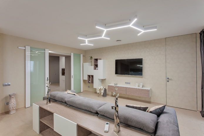 Türen im Wohnzimmer-Interieur im modernen Stil