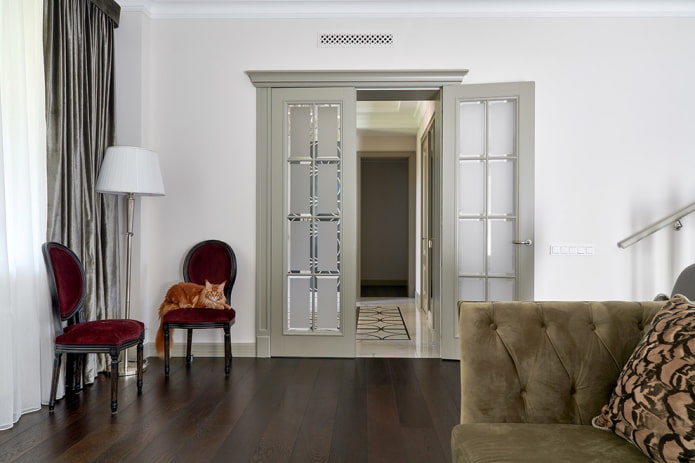 graue Türen im Wohnzimmer